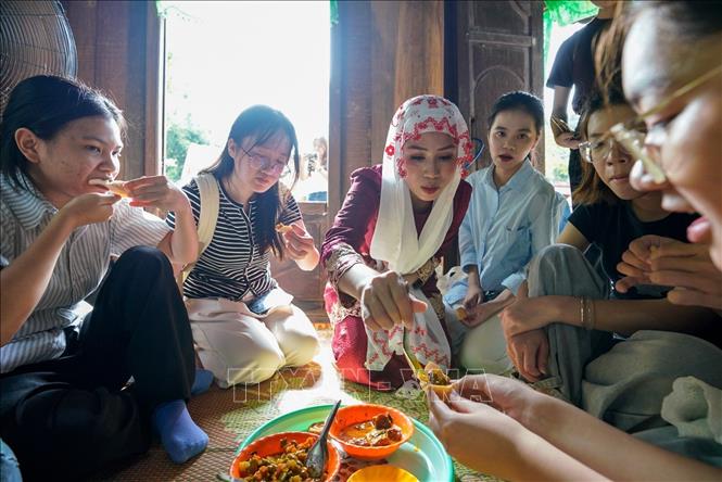 Những mâm bánh, món ăn được chuẩn bị chu đáo, cùng lời mời thân tình và câu chuyện đời thường tạo nên không khí ấm áp trong mỗi mái nhà. Ảnh: Khánh Hoà - TTXVN

