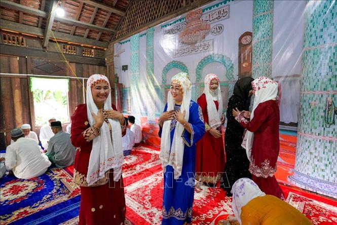 Sau buổi lễ tại thánh đường, mọi người tìm đến nhau để chúc mừng. Ảnh: Khánh Hoà - TTXVN