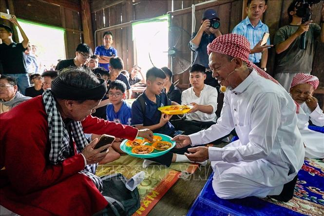 Những mâm bánh, món ăn được chuẩn bị chu đáo, cùng lời mời thân tình và câu chuyện đời thường tạo nên không khí ấm áp trong mỗi mái nhà. Ảnh: Khánh Hoà - TTXVN
