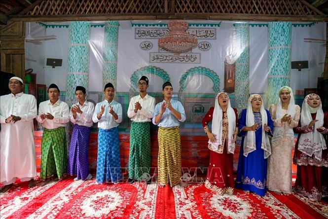 Tết Raya Aidil Fitri không chỉ là ngày lễ của đức tin mà còn là dịp nhắc nhớ về cội nguồn, tình thân và trách nhiệm gìn giữ truyền thống. Ảnh: Khánh Hoà - TTXVN
