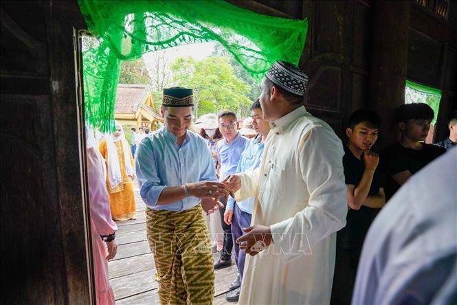 Khách phương xa cũng được các gia đình Chăm Islam đón tiếp bằng sự thân thiện, chân tình, góp phần thắt chặt tình làng nghĩa xóm. Ảnh: Khánh Hoà - TTXVN