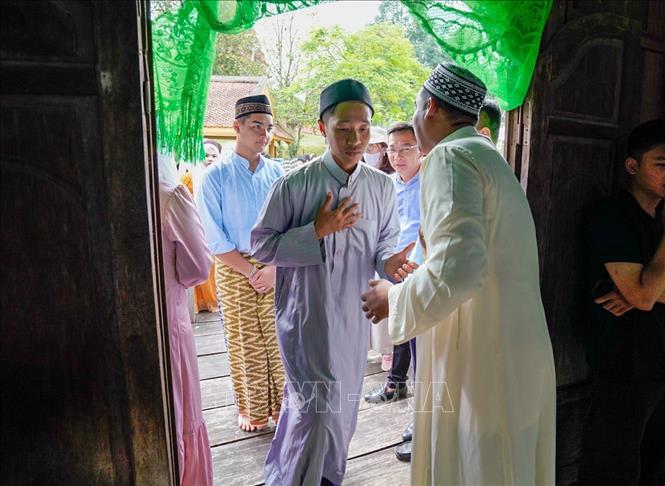 Khách phương xa cũng được các gia đình Chăm Islam đón tiếp bằng sự thân thiện, chân tình, góp phần thắt chặt tình làng nghĩa xóm. Ảnh: Khánh Hoà - TTXVN