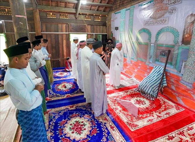 Tại thánh đường, các tín đồ xếp thành từng hàng ngay ngắn, thực hiện nghi thức. Ảnh: Khánh Hoà - TTXVN