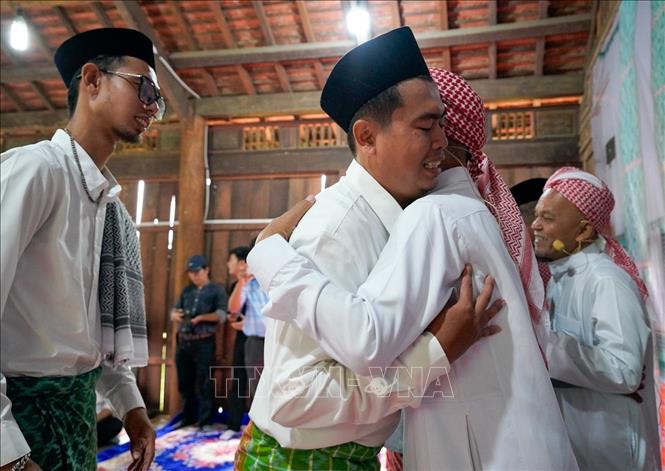Những cái bắt tay hay cái ôm thân tình trở thành biểu tượng đẹp của sự hòa giải và gắn bó cộng đồng. Ảnh: Khánh Hoà - TTXVN