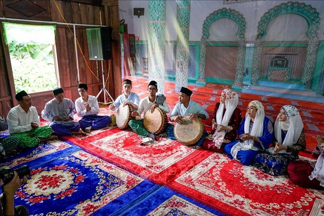 Sau một tháng Ramadan, đồng bào Chăm Islam đón Tết Raya Aidil Fitri trong niềm vui và sự háo hức. Ảnh: Khánh Hoà - TTXVN
