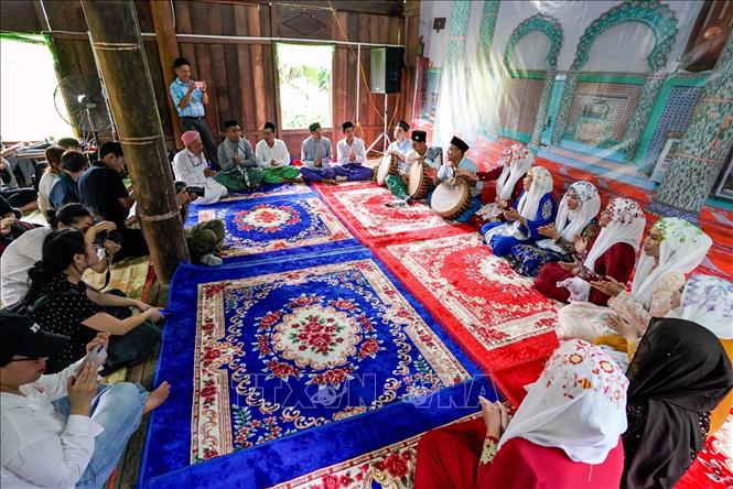 Thông qua hoạt động tái hiện tại Làng Văn hóa - Du lịch các dân tộc Việt Nam, công chúng có thêm cơ hội tìm hiểu nét đẹp văn hóa của đồng bào Chăm Islam An Giang. Ảnh: Khánh Hoà - TTXVN