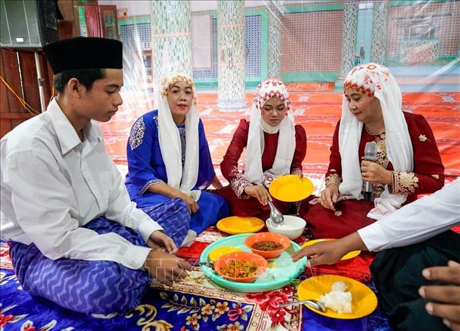 Sau một tháng Ramadan, đồng bào Chăm Islam đón Tết Raya Aidil Fitri trong niềm vui và sự háo hức. Ảnh: Khánh Hoà - TTXVN
