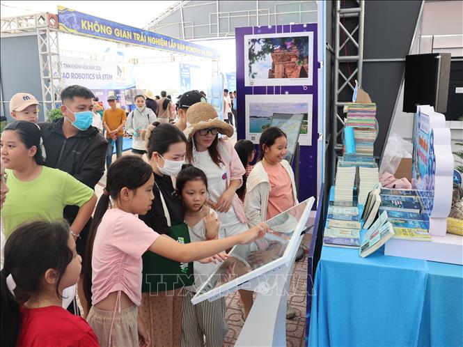Khách tham quan tìm hiểu các giải pháp công nghệ, nền tảng số và mô hình ứng dụng phục vụ quản lý, sản xuất, kinh doanh tại khu vực trưng bày trong khuôn khổ Ngày hội Công nghệ số tỉnh Khánh Hòa năm 2026. Ảnh Đặng Tuấn-TTXVN 