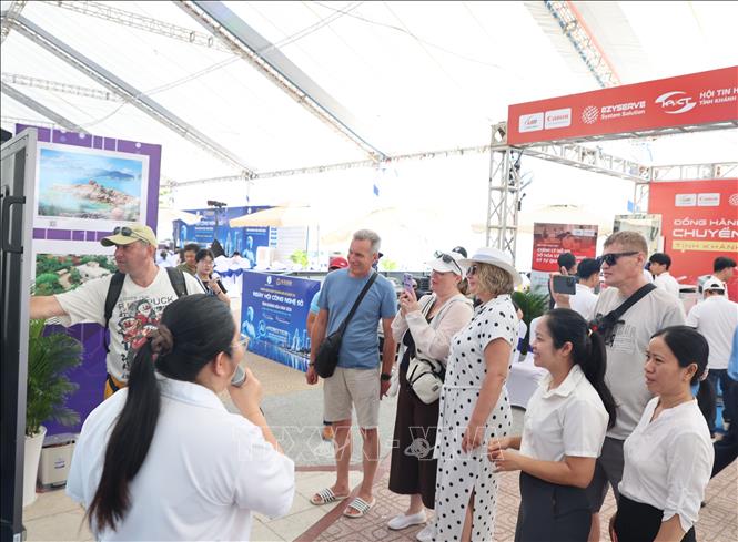Khách tham quan tìm hiểu các giải pháp công nghệ, nền tảng số và mô hình ứng dụng phục vụ quản lý, sản xuất, kinh doanh tại khu vực trưng bày trong khuôn khổ Ngày hội Công nghệ số tỉnh Khánh Hòa năm 2026. Ảnh Đặng Tuấn-TTXVN 