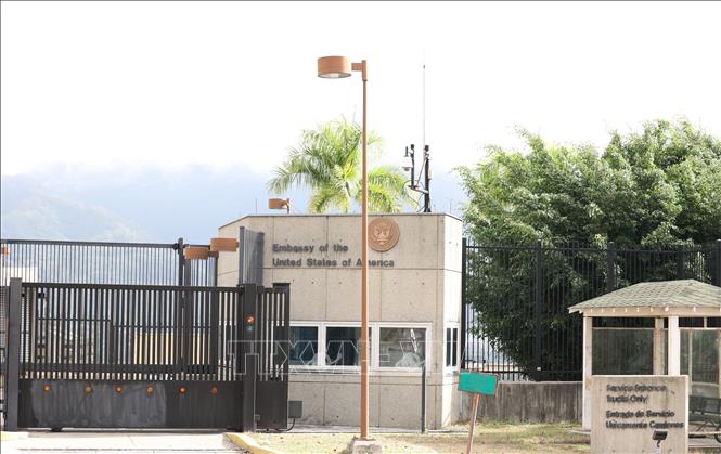 Cổng chính Đại sứ quán Mỹ tại thủ đô Caracas, Venezuela. Ảnh: Phi Hùng - PV TTXVN tại Mỹ Latinh