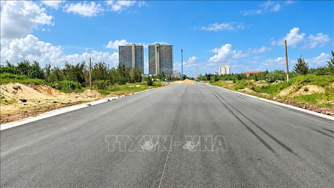 Tuyến đường ven biển kết nối với cầu Nhật Lệ 3 và đường Võ Nguyên Giáp (phường Đồng Hới, tỉnh Quảng Trị) đã hoàn thành thảm bê tông nhựa, góp phần hoàn thiện mạng lưới giao thông khu vực ven biển. Ảnh: Nguyên Linh-TTXVN