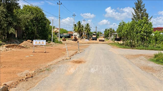 Mặt bằng tại một số vị trí thuộc xã Cam Hồng và Sen Ngư, tỉnh Quảng Trị, chậm bàn giao, ảnh hưởng trực tiếp đến việc thông nền đường trên đoạn tuyến từ phường Đồng Hới đến điểm cuối dự án. Ảnh: Nguyên Linh-TTXVN