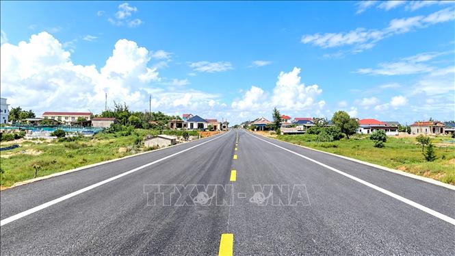 Tuyến đường ven biển tỉnh Quảng Trị dài 80 km, đi qua địa bàn 11 xã, phường. Đến nay, khối lượng thảm bê tông nhựa lớp C12.5 mặt trên cùng đạt 71% chiều dài tuyến. Ảnh: Nguyên Linh-TTXVN