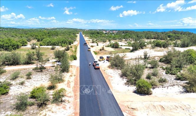 Tuyến đường ven biển tỉnh Quảng Trị dài 80 km, đi qua địa bàn 11 xã, phường. Đến nay, khối lượng thảm bê tông nhựa lớp C12.5 mặt trên cùng đạt 71% chiều dài tuyến. Ảnh: Nguyên Linh-TTXVN