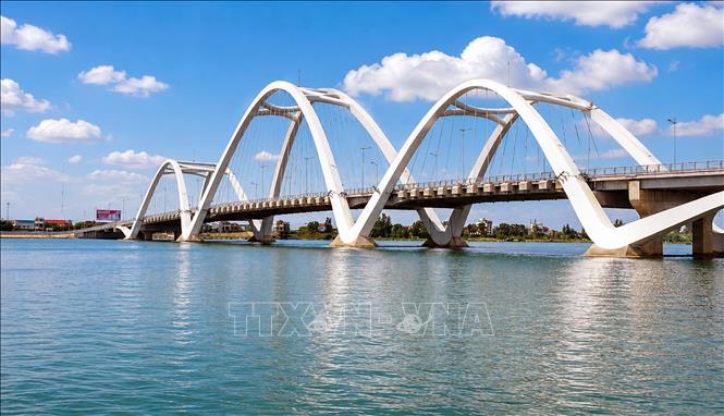 Dự án cầu Nhật Lệ 3 và đường hai đầu cầu có tổng mức đầu tư hơn 1.300 tỷ đồng. Sau 3 năm thi công, công trình đã đạt khoảng 97% khối lượng hợp đồng xây dựng, dự kiến thông xe kỹ thuật vào ngày 24/11/2026. Ảnh: Nguyên Linh-TTXVN
