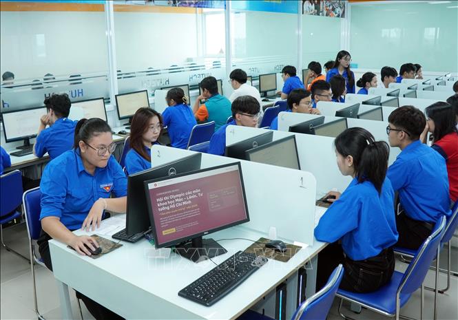 Sinh viên tham gia thi vòng loại cá nhân Hội thi “Tầm nhìn xuyên thế kỷ” lần thứ 13 năm 2026 theo hình thức trắc nghiệm trực tuyến trên máy tính. Ảnh: Trung Tuyến - TTXVN