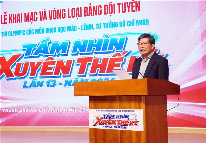 PGS. TS Vũ Tình, nguyên Phó Hiệu trưởng Trường Đại học Khoa học Xã hội và Nhân văn phát biểu. Ảnh: Trung Tuyến - TTXVN