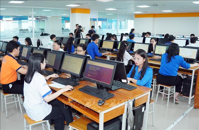 Sinh viên tham gia thi vòng loại cá nhân Hội thi “Tầm nhìn xuyên thế kỷ” lần thứ 13 năm 2026 theo hình thức trắc nghiệm trực tuyến trên máy tính. Ảnh: Trung Tuyến - TTXVN