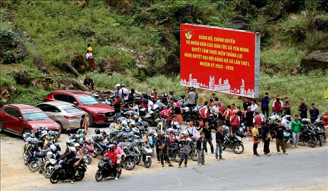 Dốc Thẩm Mã nhộn nhịp phương tiện qua lại, du khách dừng chân tham quan, check-in, khám phá vẻ đẹp hùng vĩ của Cao nguyên đá trong mùa du lịch thu. Ảnh: Đức Thọ - TTXVN