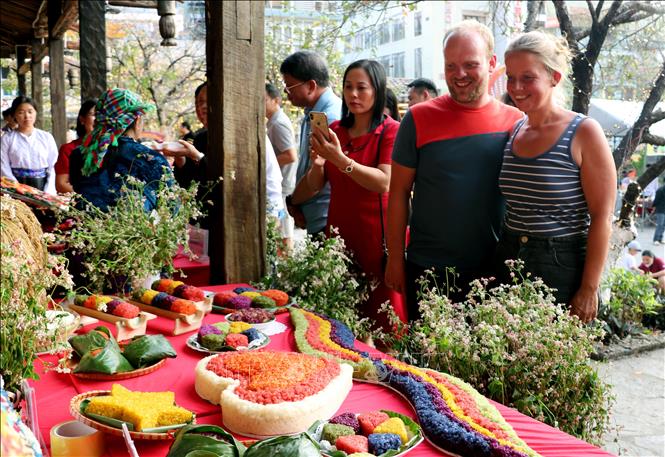 Du khách nước ngoài thích thú tham quan, tìm hiểu và khám phá những món ăn đặc sản mang đậm bản sắc văn hóa ẩm thực của đồng bào các dân tộc trên Cao nguyên đá. Ảnh: Đức Thọ - TTXVN