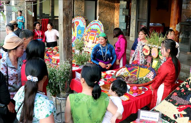 Người dân và du khách hào hứng tham quan, trải nghiệm, tìm hiểu các món ăn đặc sản được chế biến từ nguyên liệu đặc trưng của vùng Cao nguyên đá tại Hội thi Ẩm thực xã Đồng Văn lần thứ II năm 2026. Ảnh: Đức Thọ - TTXVN