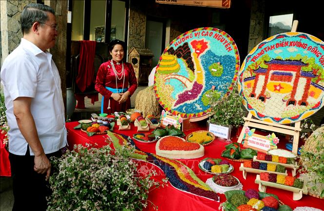Người dân và du khách hào hứng tham quan, trải nghiệm, tìm hiểu các món ăn đặc sản được chế biến từ nguyên liệu đặc trưng của vùng Cao nguyên đá tại Hội thi Ẩm thực xã Đồng Văn lần thứ II năm 2026. Ảnh: Đức Thọ - TTXVN