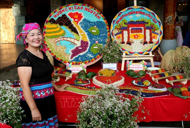Người dân và du khách hào hứng tham quan, trải nghiệm, tìm hiểu các món ăn đặc sản được chế biến từ nguyên liệu đặc trưng của vùng Cao nguyên đá tại Hội thi Ẩm thực xã Đồng Văn lần thứ II năm 2026. Ảnh: Đức Thọ - TTXVN