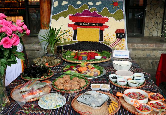 Những món ăn đặc sản vùng Cao nguyên đá được chế biến công phu, trình bày tinh tế, đẹp mắt, thu hút đông đảo người dân và du khách tại Hội thi Ẩm thực xã Đồng Văn lần thứ II năm 2026. Ảnh: Đức Thọ - TTXVN