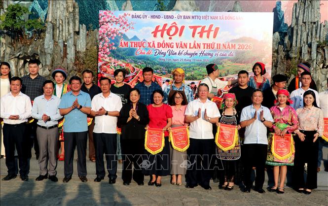 Ban Tổ chức trao quà lưu niệm cho các đội tham gia Hội thi Ẩm thực xã Đồng Văn lần thứ II năm 2026. Ảnh: Đức Thọ - TTXVN