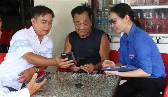 Tổ Công nghệ số cộng đồng tại phường Vị Tân, thành phố Cần Thơ đến nhà người dân hướng dẫn các dịch vụ số thiết yếu, ngày 25/10/2026. Ảnh: Duy Khương – TTXVN
