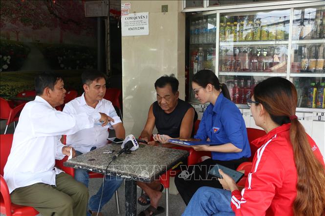 Tổ Công nghệ số cộng đồng tại phường Vị Tân, thành phố Cần Thơ đến nhà người dân hướng dẫn các dịch vụ số thiết yếu, ngày 25/10/2026. Ảnh: Duy Khương – TTXVN