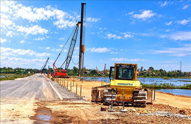 Quảng Trị hoàn thành tháo gỡ các vướng mắc về giải phóng mặt bằng, tạo điều kiện đẩy nhanh tiến độ thi công Quốc lộ 15D, đoạn từ cảng Mỹ Thủy đến cao tốc Cam Lộ – La Sơn. Ảnh: Nguyên Linh-TTXVN