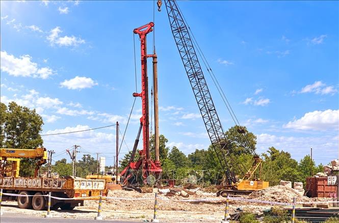 Quảng Trị hoàn thành tháo gỡ các vướng mắc về giải phóng mặt bằng, tạo điều kiện đẩy nhanh tiến độ thi công Quốc lộ 15D, đoạn từ cảng Mỹ Thủy đến cao tốc Cam Lộ – La Sơn. Ảnh: Nguyên Linh-TTXVN