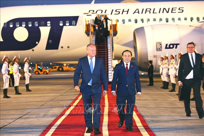 Bộ trưởng Bộ Khoa học và Công nghệ Vũ Hải Quân đón Thủ tướng Cộng hòa Ba Lan Donald Tusk tại sân bay Quốc tế Nội Bài (Hà Nội). Ảnh: Minh Đức – TTXVN

