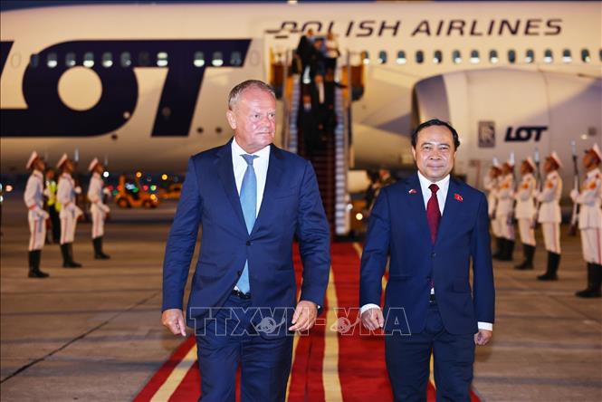 Bộ trưởng Bộ Khoa học và Công nghệ Vũ Hải Quân đón Thủ tướng Cộng hòa Ba Lan Donald Tusk tại sân bay Quốc tế Nội Bài (Hà Nội). Ảnh: Minh Đức – TTXVN


