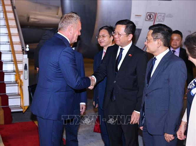 Thủ tướng Cộng hòa Ba Lan Donald Tusk đến Hà Nội, trong chuyến thăm chính thức Việt Nam từ ngày 24 đến 26/10 theo lời mời của Thủ tướng Chính phủ Lê Minh Hưng. Ảnh: Minh Đức – TTXVN