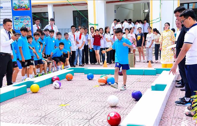 Học sinh tham gia trải nghiệm các trò chơi STEM thể thao. Ảnh: Đồng Thúy - TTXVN