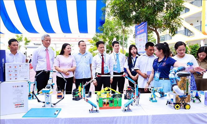 Đại biểu tham quan mô hình giáo dục STEM trưng bày tại Ngày hội. Ảnh: Đồng Thúy - TTXVN