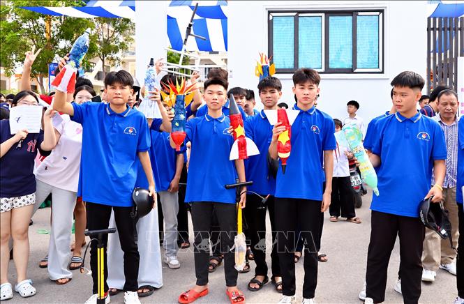 Học sinh trải nghiệm trình diễn công nghệ. Ảnh: Đồng Thúy - TTXVN