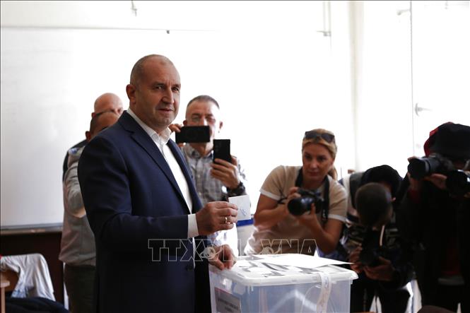 Thủ tướng Bulgaria Rumen Radev bỏ phiếu trong cuộc bầu cử Tổng thống tại điểm bầu cử ở Sofia ngày 25/10/2026. Ảnh: THX/TTXVN phát