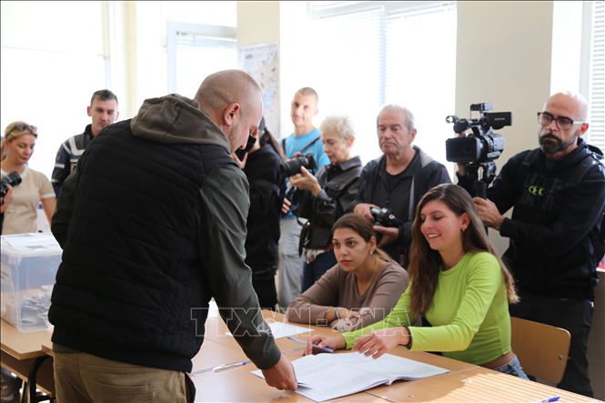 Cử tri Bulgaria bỏ phiếu trong cuộc bầu cử Tổng thống tại điểm bầu cử ở Sofia ngày 25/10/2026. Ảnh: THX/TTXVN phát