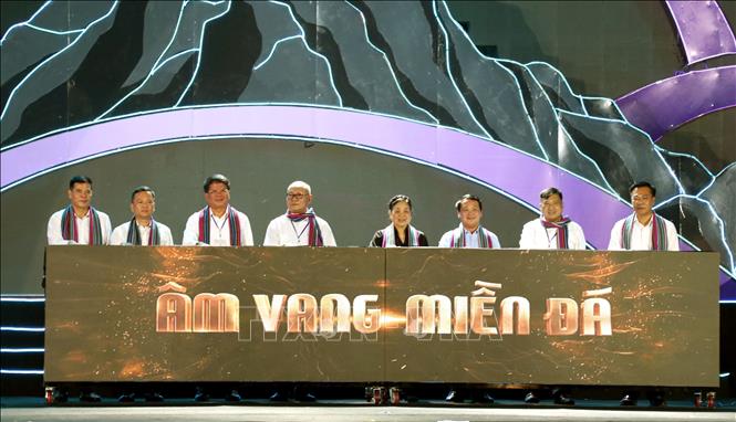 Các đại biểu thực hiện nghi thức khai mạc Lễ hội Hoa Tam giác mạch năm 2026. Ảnh: Đức Thọ - TTXVN 