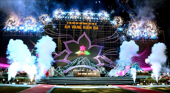Các đại biểu thực hiện nghi thức khai mạc Lễ hội Hoa Tam giác mạch năm 2026. Ảnh: Đức Thọ - TTXVN 