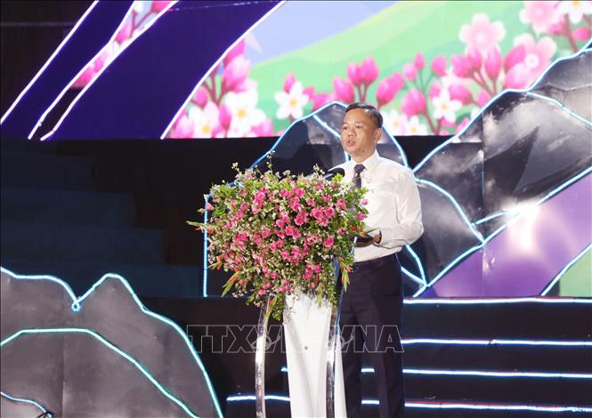 Ông Đỗ Hùng Đức, Phó Chủ tịch UBND tỉnh Tuyên Quang phát biểu khai mạc Lễ hội. Ảnh: Đức Thọ - TTXVN 