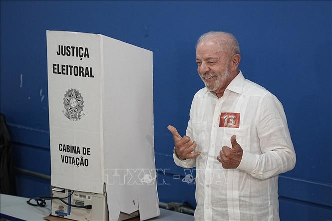 Tổng thống Brazil Lula da Silva bỏ phiếu tại một điểm bầu cử ở Sao Bernardo do Campo, Brazil, ngày 25/10/2026. Ảnh: THX/TTXVN phát