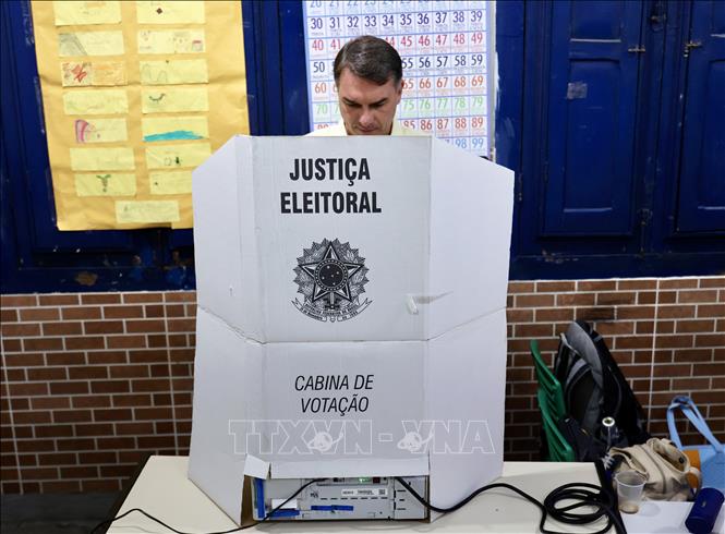 Ứng cử viên Tổng thống Flavio Bolsonaro bỏ phiếu tại một điểm bầu cử ở Rio de Janeiro, Brazil, ngày 25/10/2026. Ảnh: THX/TTXVN phát