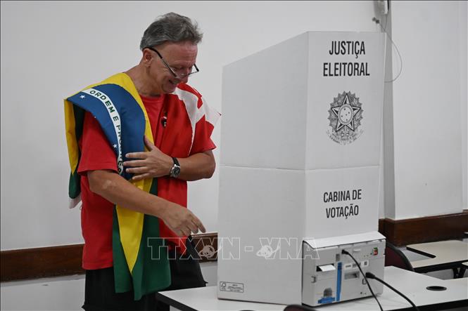 Cử tri bỏ phiếu bầu Tổng thống tại một điểm bầu cử ở Brasilia, Brazil, ngày 25/10/2026. Ảnh: THX/TTXVN phát