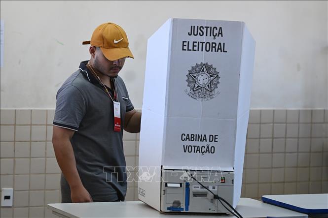 Cử tri bỏ phiếu bầu Tổng thống tại một điểm bầu cử ở Brasilia, Brazil, ngày 25/10/2026. Ảnh: THX/TTXVN phát