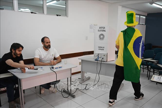 Cử tri bỏ phiếu bầu Tổng thống tại một điểm bầu cử ở Brasilia, Brazil, ngày 25/10/2026. Ảnh: THX/TTXVN phát