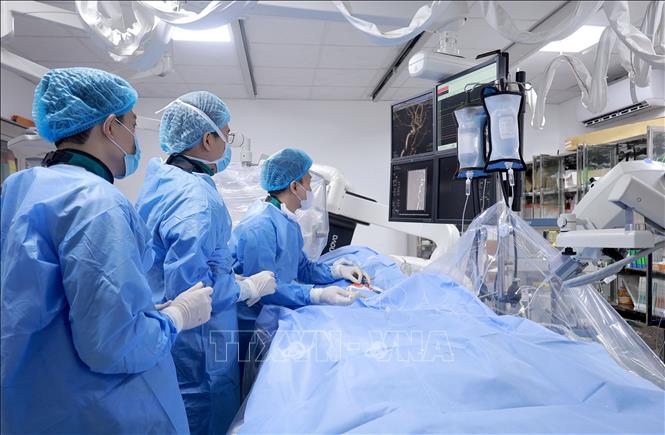 Bác sĩ Bệnh viện Hữu nghị đa khoa Nghệ An thực hiện can thiệp tim mạch dưới hệ thông DSA. Ảnh: Văn Tý-TTXVN